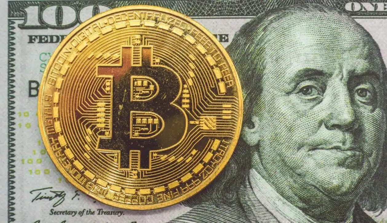 bermix-studio-aX1hN4uNd-I-unsplash-scaled-e1617884102155 ความสัมพันธ์ระหว่าง Bitcoin และค่าเงินดอลลาร์